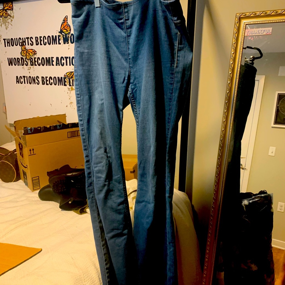 Free people wide legged stretchy jeans, worn 5-10 times in great condition!